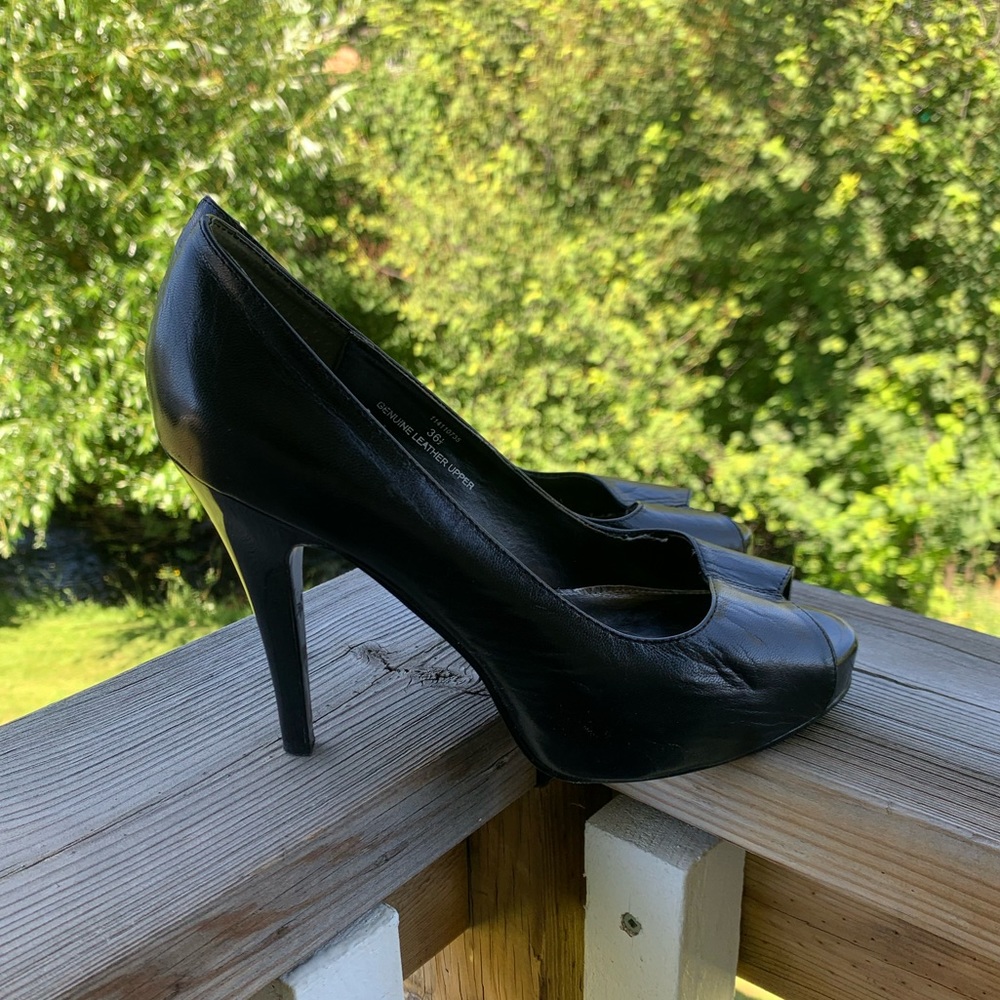 🌹4/$30 GREENWICH VILLAGE peep toe heels